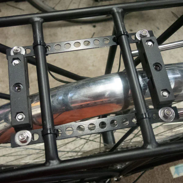 Assem­bly mount­ed on the Surly Rear Rack using zip/cable ties.